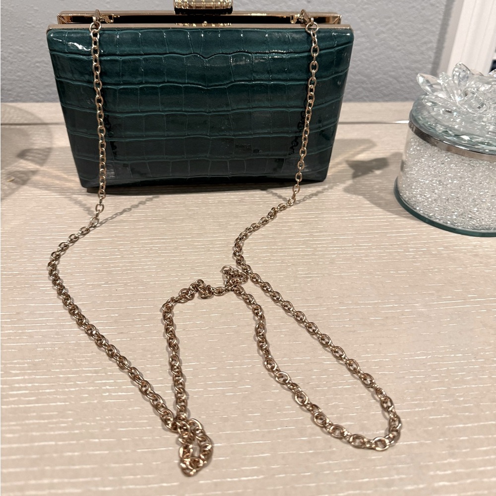 Elegant Green Crocodile-Embossed Clutch